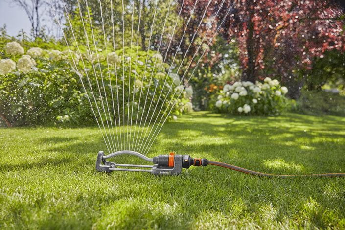 a sprinkler is spraying water on a lawn