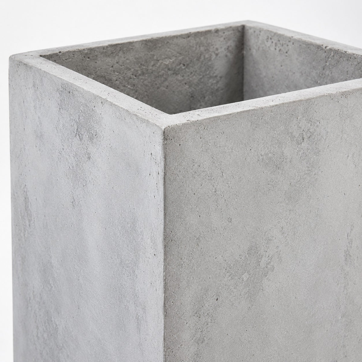 Square rim and interior cement texture detail